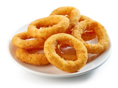 Beyaz zemin üzerinde izole edilmiş kızarmış soğan halkaları tabağı