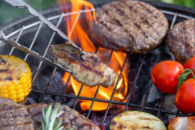 Yanan kömür ızgarasıyla ilgili çeşitli ızgara ürünler.