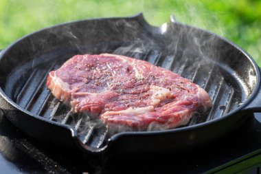 Taze çiğ biftek eti ve ızgarada biber kızartması.