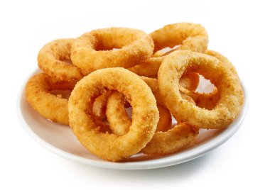 Beyaz zemin üzerinde izole edilmiş kızarmış soğan halkaları tabağı