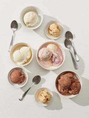 Beyaz arka planda izole edilmiş çeşitli dondurma kaseleri, üst görünüm