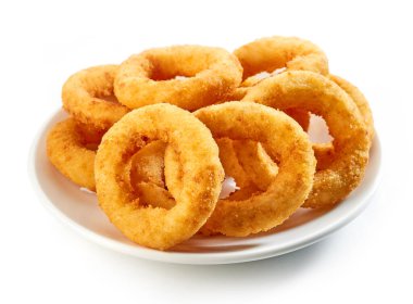 Beyaz zemin üzerinde izole edilmiş kızarmış soğan halkaları tabağı