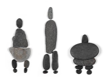 İnsan figürlerinin farklı siluetleri beyaz arkaplanda izole edilmiş gri taşlardan yapılmıştır.