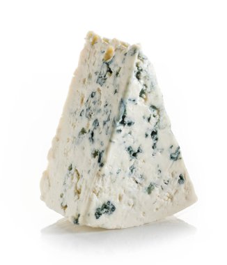 mavi peynir beyaz zemin üzerine izole parçası