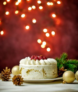 Kırmızı arka planda güzel bir Noel pastası