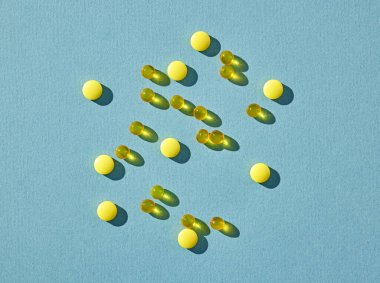 sarı mavi arka plan, üstten görünüm haplarla