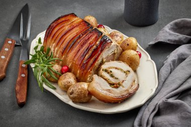 Mükemmel domuz rostosu ve fırında patates, gri arka plan.