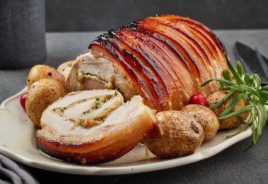 Gri arka planda mükemmel domuz rostosu. Noel yemeği