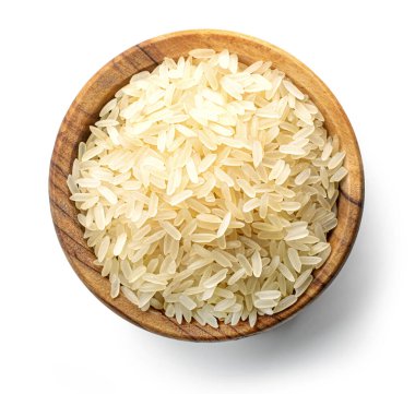 Beyaz arka planda izole edilmiş çiğ pirinç kasesi.
