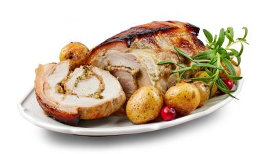 Beyaz arka planda kızarmış domuz ve patates.