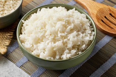 Mutfak masasında yeşil kasede pilav.