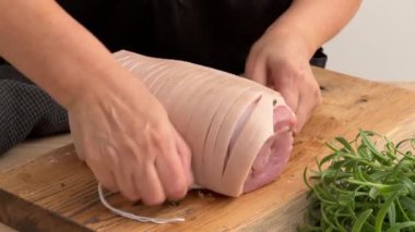 Mutfaktaki tahtanın üzerinde domuz pirzolası, ekmek kırıntısı, domuz pastırması ve tereyağı ile dolu iple temizlikçi kravatı. Ev yapımı yemek yapma, evde yemek pişirme, yakın plan yemek, domuz rostosu pişirme.