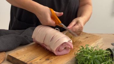 Aşçı mutfakta ekmek kırıntıları, pastırma ve tereyağı ile dolu domuz pirzolası dilimleri kesti. Ev yapımı yemek yapma, evde yemek pişirme, yakın plan yemek, domuz rostosu pişirme.