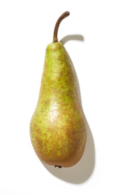 Beyaz arka planda izole edilmiş taze armut, üst görünüm