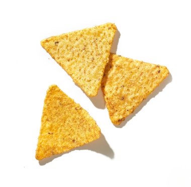 Beyaz zemin üzerinde izole edilmiş altın cips cipsleri, üst görünüm