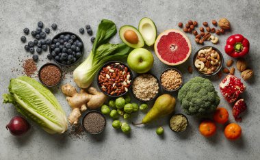 Gri mutfak masasında sağlıklı beslenme için çeşitli taze ürünler, üst manzara.