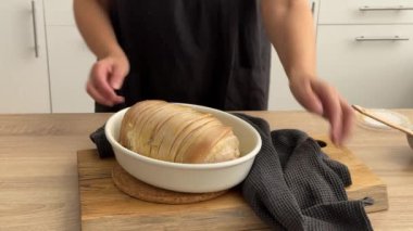 Aşçı domuz pirzolasını fırında pişirme kabına koydu. Ev yemeği yapma, evde yemek pişirme, yakın plan yemek, ev mutfağında domuz rostosu pişirme.