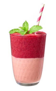Beyaz arka planda izole edilmiş nane şekeriyle süslenmiş taze kırmızı ve pembe smoothie.