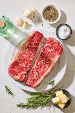 Taze çiğ Avustralya Wagyu bifteği açık güneşli mutfak masası yüzeyinde, üst manzara.