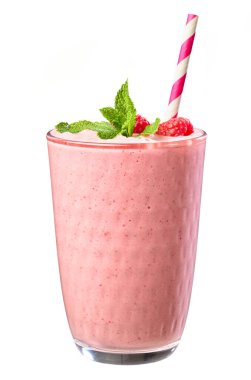 Böğürtlen, nane ve beyaz arka planda izole edilmiş samanla süslenmiş taze pembe çilekli smoothie.