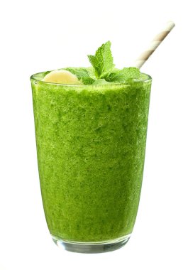 Beyaz arka planda izole edilmiş nane ve samanla dekore edilmiş taze yeşil smoothie.