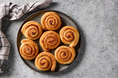 Yeni pişmiş tarçınlı rulo, üst manzara.