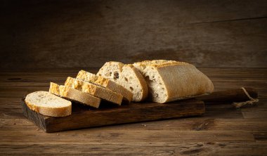 Fırındaki ahşap mutfak masasında taze pişmiş ekmek. 