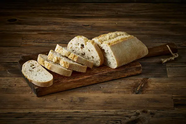 Fırındaki ahşap mutfak masasında taze pişmiş ekmek. 