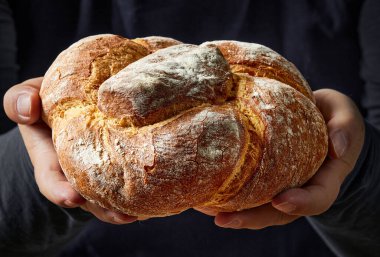 Ellerinde taze pişmiş zanaatkar ekmeği