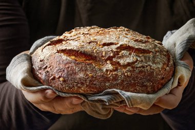 Ellerinde taze pişmiş zanaatkar ekmeği