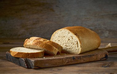 Köy ahşap masada taze pişmiş ekmek.