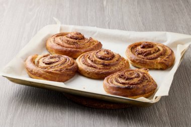 Taze pişmiş tatlı tarçınlı rulo