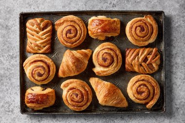 Çeşitli taze pişmiş hamur işleri, üstten görünüm
