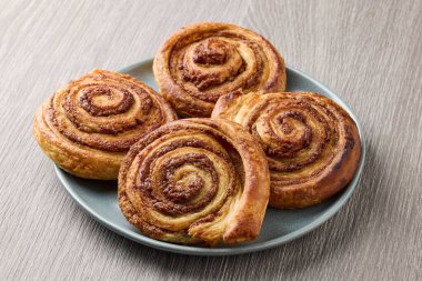 Taze pişmiş tatlı tarçınlı rulo