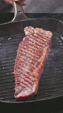 Izgarada pişen lezzetli wagyu bifteği. Evde mükemmel biftek yapma süreci.