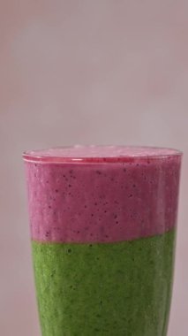 yeşil ve pembe smoothie camları dönüyor, renkli yiyecekler yakın plan