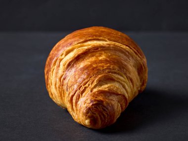 Siyah arka planda yeni pişmiş kruvasan.