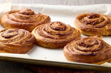 Taze pişmiş tatlı tarçınlı rulo
