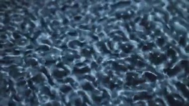 Mavi girdap halindeki su yüzeyi ses titreşimleri tarafından yaratıldı.