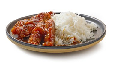 Beyaz arka planda izole edilmiş sarımsak soslu kızarmış tavuk tabağı.