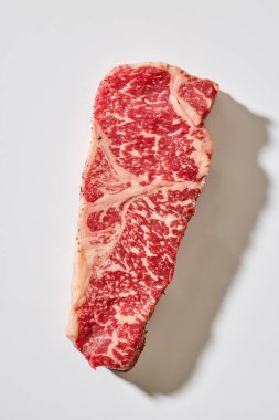 Taze çiğ Avustralya Wagyu bifteği açık güneşli mutfak masası yüzeyinde, üst manzara.