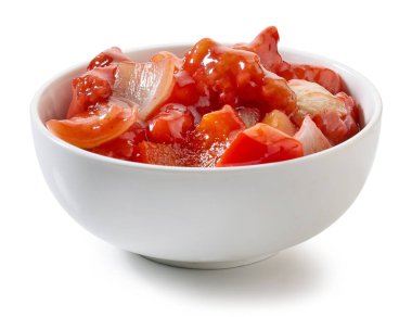 Beyaz arka planda izole edilmiş tatlı ve ekşi soslu kızarmış tavuk.