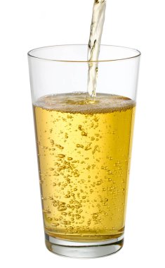 Beyaz arka planda izole edilmiş bardağa dökülen taze elma suyu.