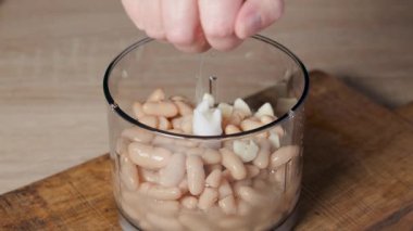 Şef ev mutfağındaki blender kavanozuna taze limon suyu ekliyor. Sağlıklı sebze püresi yapmak için.