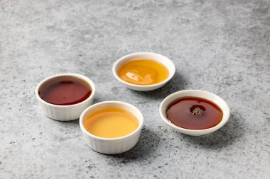 Mutfak arka planında çeşitli doğal tatlandırıcılar var.