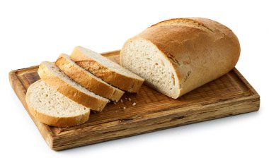 Beyaz arka planda izole edilmiş tahtadan kesilmiş taze pişmiş ekmek.