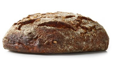 Beyaz zeminde izole edilmiş taze pişmiş ekmek.