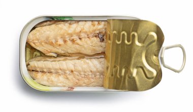 konserve uskumru filetoları beyaz arkaplanda izole edilmiş, üst görünüm