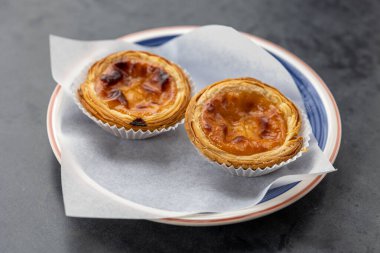 Geleneksel Portekiz pastaları. Restoran masasında pastel de nata.