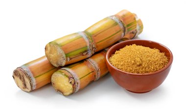 Beyaz arkaplanda izole şeker kamışı parçaları